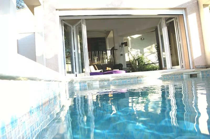Splendid architect-designed villa with heated pool and air-conditioned rooms