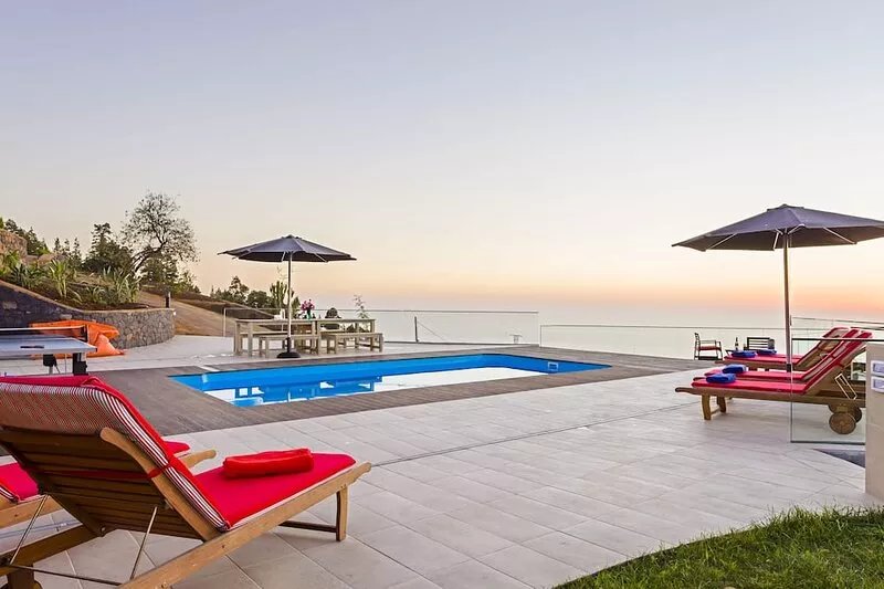 Luxurious House with incredible views a heated salt water Pool, Jacuzzi + Sauna