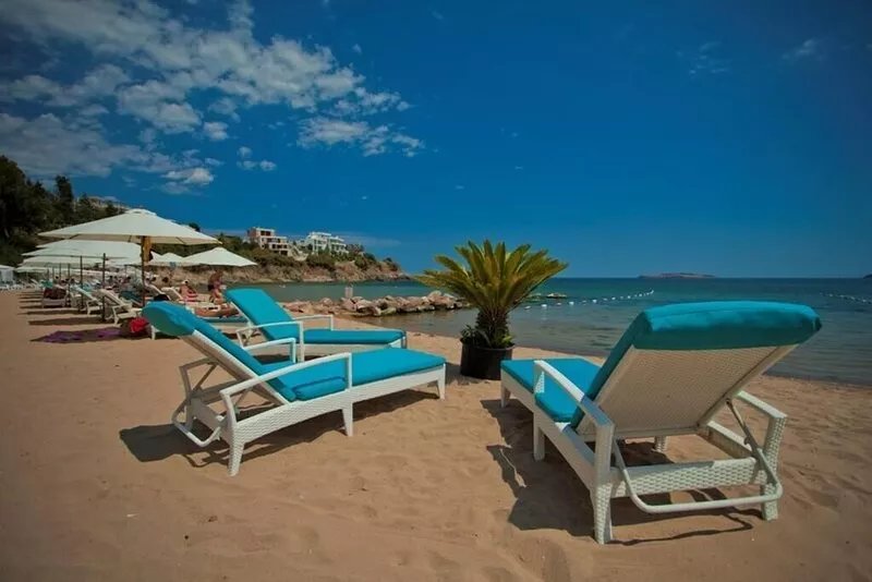 A sunny luxurious apartment, just a step away from the beach