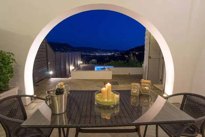 Private pool 2.5 x 4 m, relaxing holidays, close to Parikia and the beach