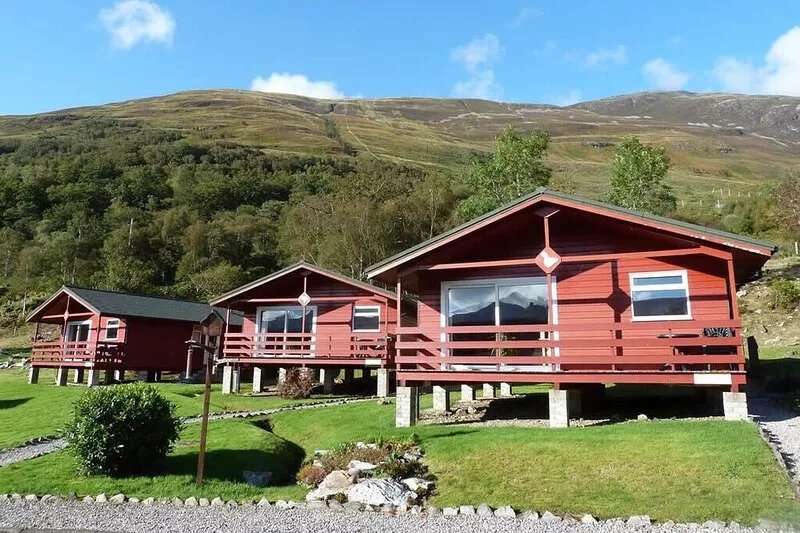Dog-friendly lochside chalet with balcony, stunning mountain views!