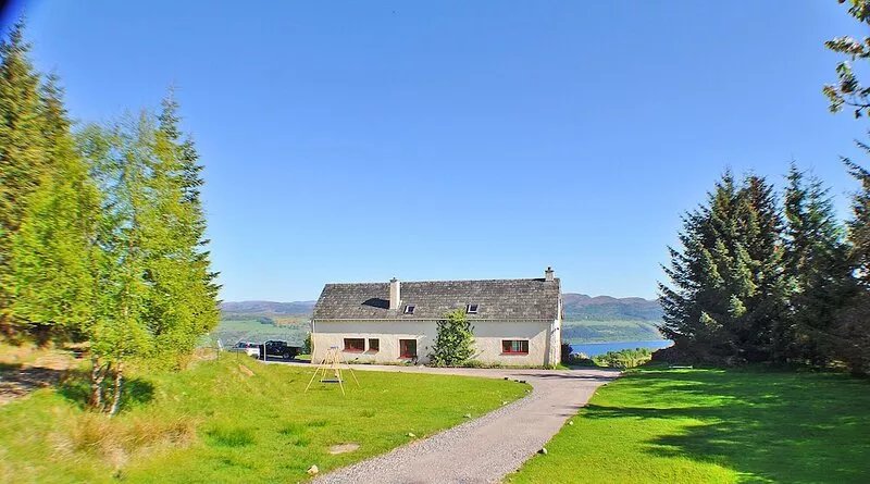 Beautiful Loch Ness views from Spacious, Secluded Farmhouse nr Inverness