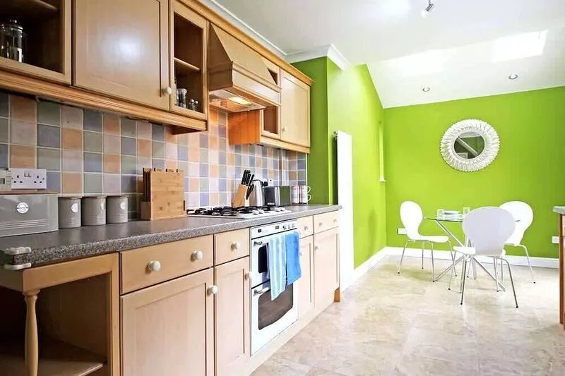 Queens Road - Spacious 4 bedroom home with parking