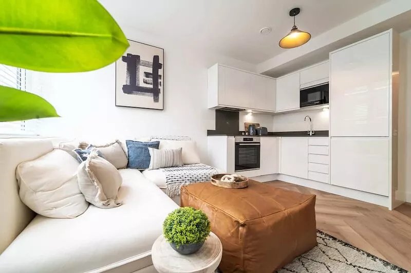 Central Chester: Cozy and Modern Flat