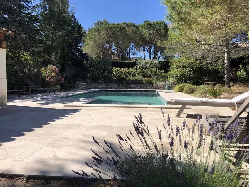House with swimming pool on foot from St Rémy town center