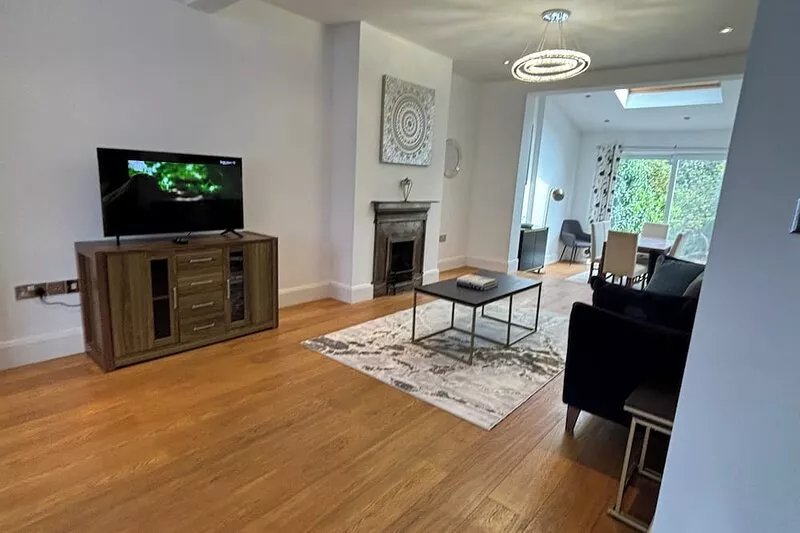 Large London Home with fantastic living area, free parking and lovely location