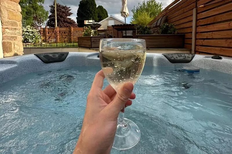 Relax at this cheerful cottage with private hot tub in the Forest of Dean