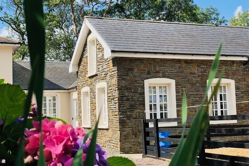 Beautiful Mews Lodge, in the countryside, 0.8 mile from town centre.