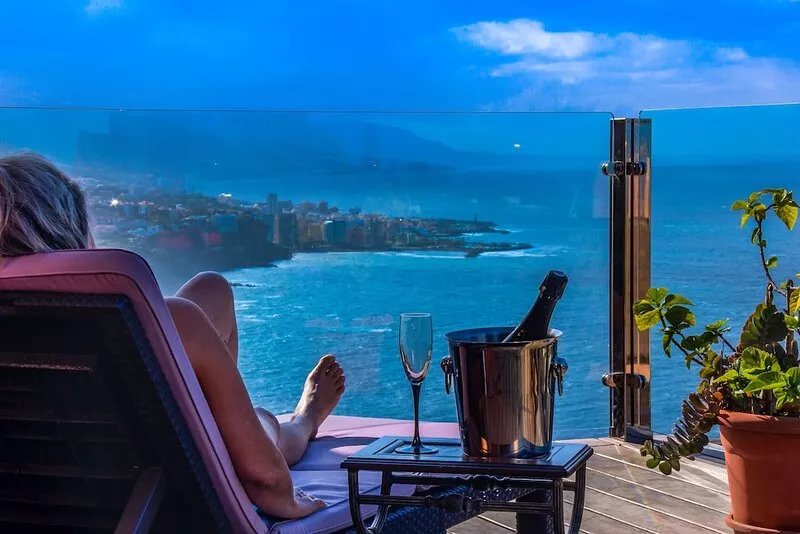 Luxury apartment with stunning views and rooftop terrace, whirlpool & free Wi-Fi
