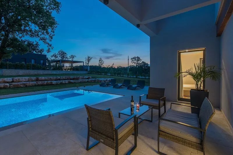 Villa Sara-luxury villa with large heated swimming pool,privat parking