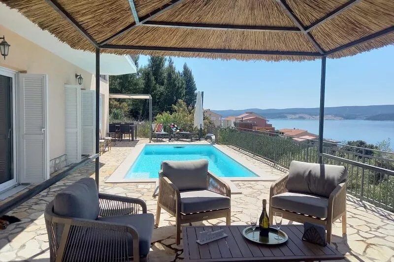 Pretty detached house with 3 double bedrooms with sea view and heated swimming