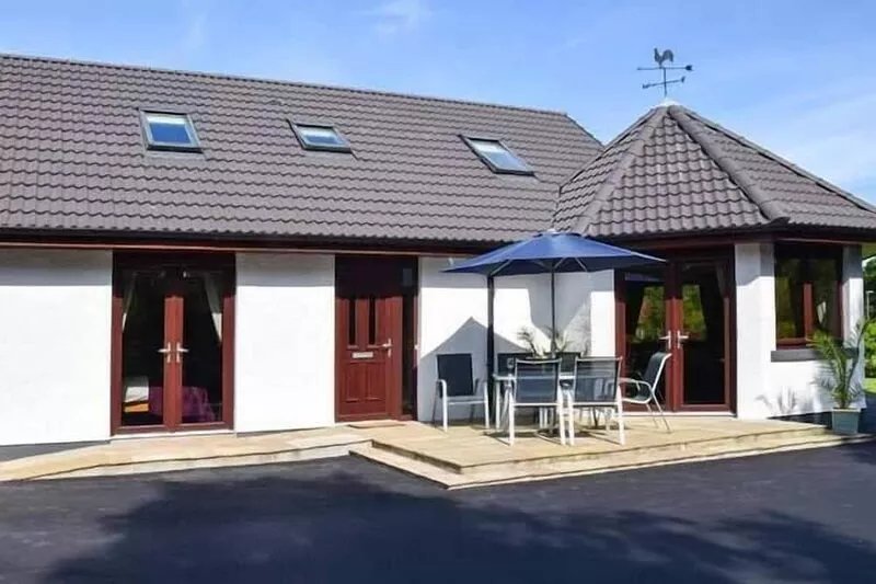LITTLE CHESTNUT, family friendly, with hot tub in Muir Of Ord