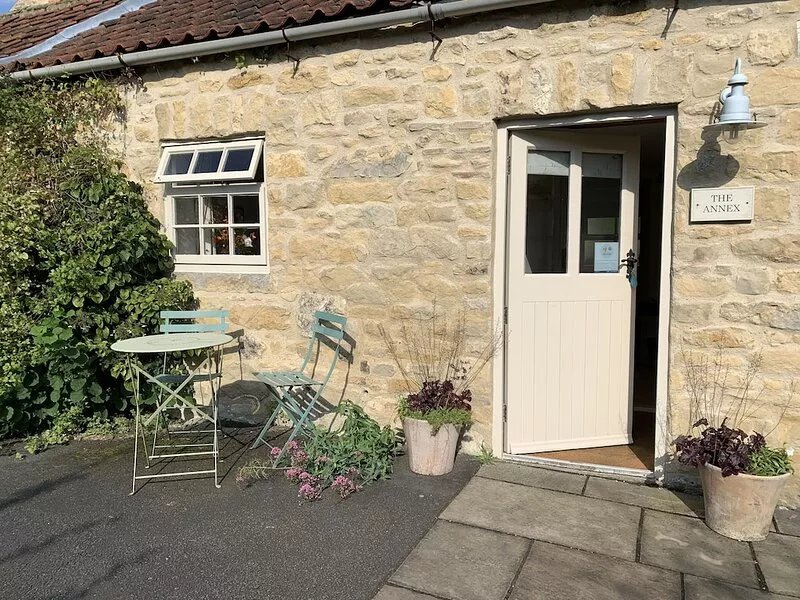 Lovely self-contained hillside village Annexe, dog friendly.