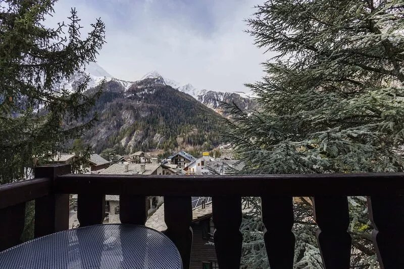 Spacious apartment a few steps from the beautiful ski slopes of Courmayeur