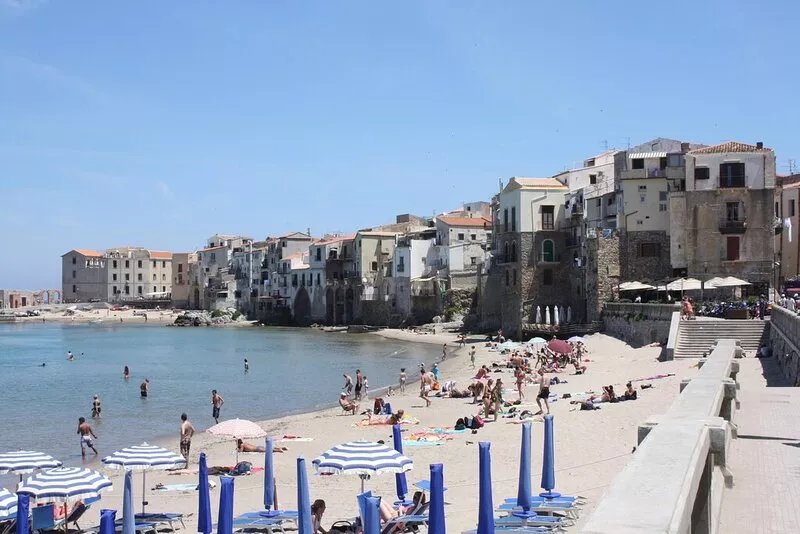 Villa Giardino Paradiso on the sea, with Heated Pool, in Cefalù with 13 seats