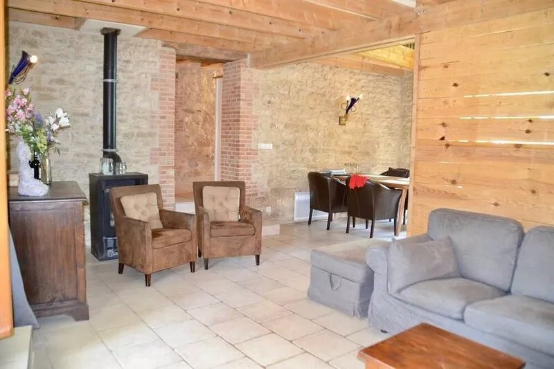 Charming cottage-with heated pool and 5 min from all amenities. Rest.