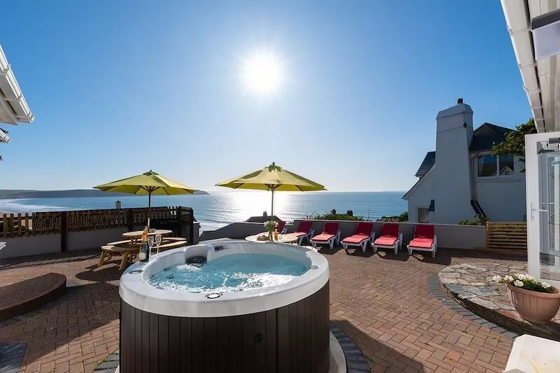 Coast View - holiday home with hot tub & sea view