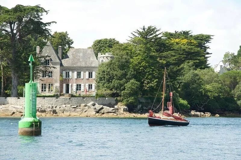 LONGERE IN THE COUNTRYSIDE NEAR QUIMPER AND CONCARNEAU