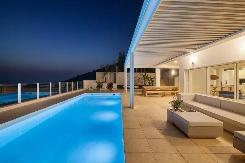 Prestigious top level villa with pool and spectacular sea views!