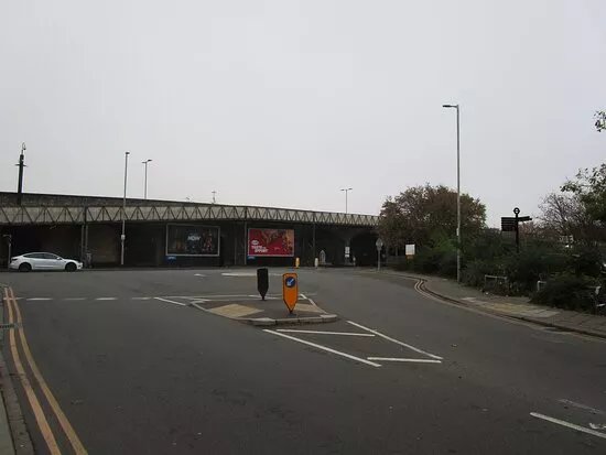 Ford End Road, Railway Bridge