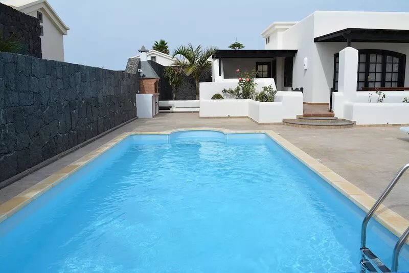 Beautiful Villa With private heated swimming pool on Faro Park With English TV