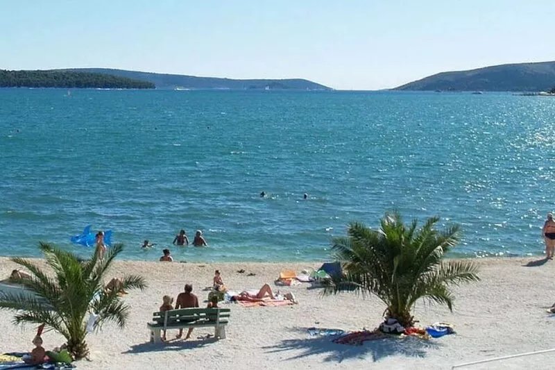 200 m to the beach, shared outdoor pool, 2 people, free WiFi, free parking