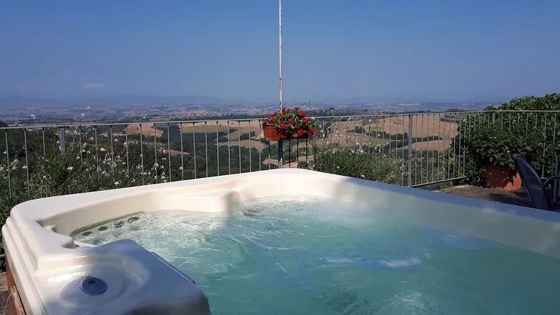 Canalicchio: Apartment within farmhouse and terrace with Jacuzzi for 4 persons