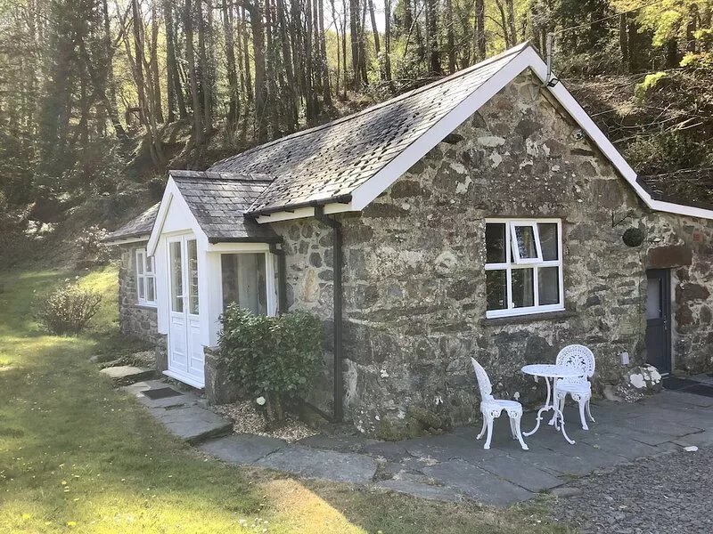 Riverside Cottage (sleeps up to 3 people), close to Mawddach Trail.