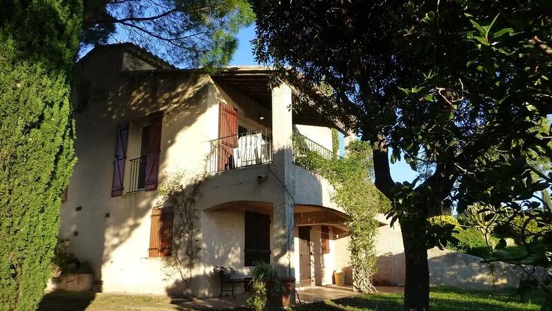 Family provençal house,  6 pers with a large garden, terraces, superb sea view,