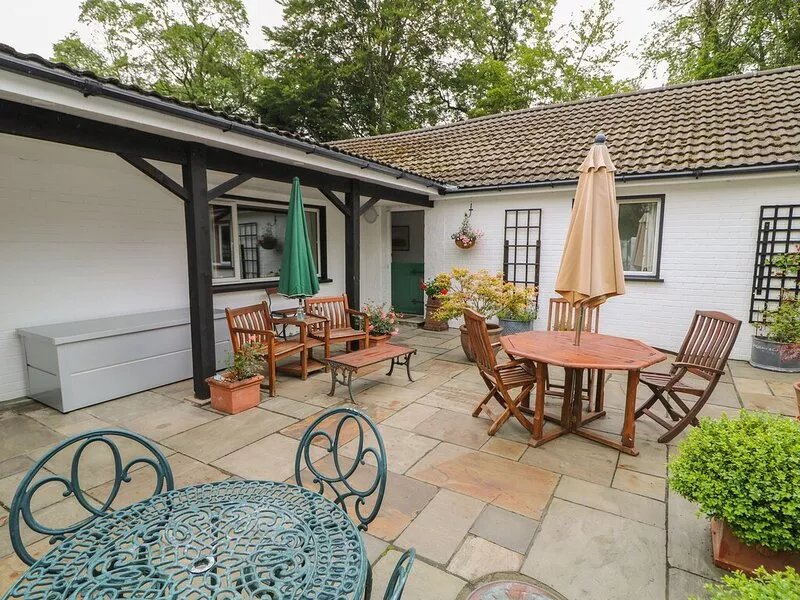 QUIET WATERS COTTAGE, pet friendly, with a garden in Coleraine