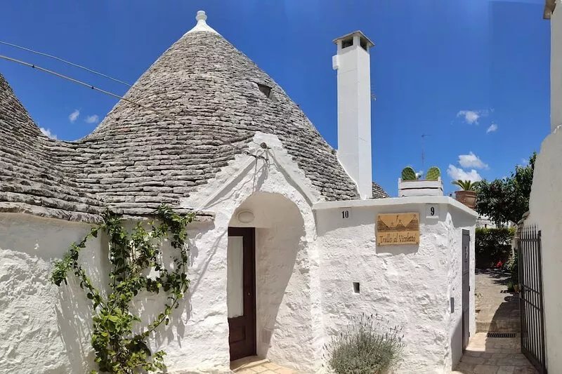 Trullo alleyway, central with private garden