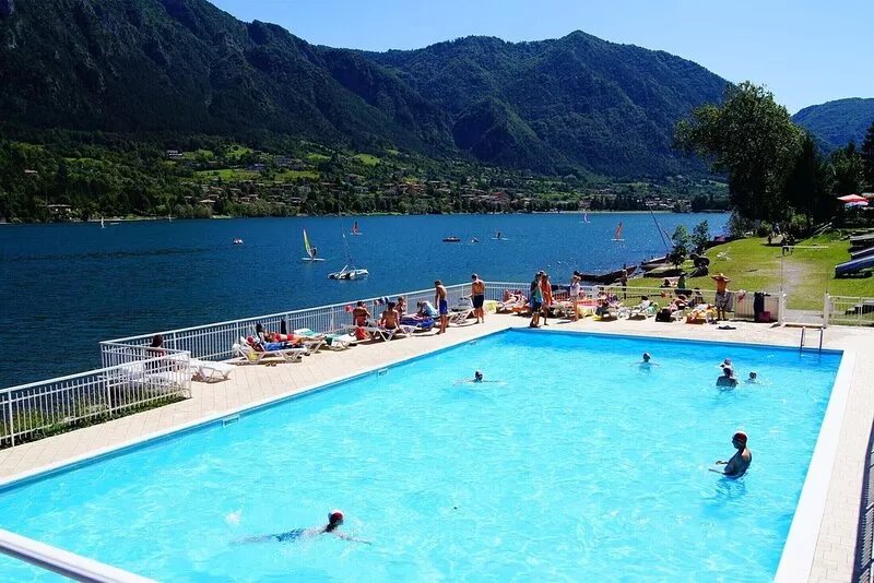 Directly on the lake on the second floor and with a garden on the first floor