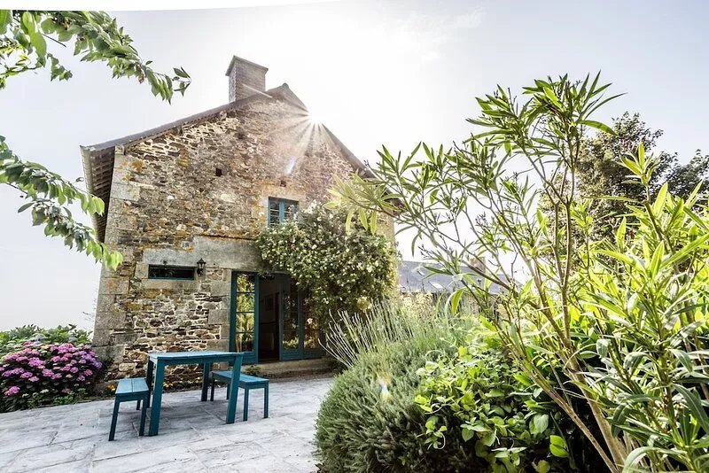 Quiet country cottage, large garden, children's games, beautiful walks, fishing.