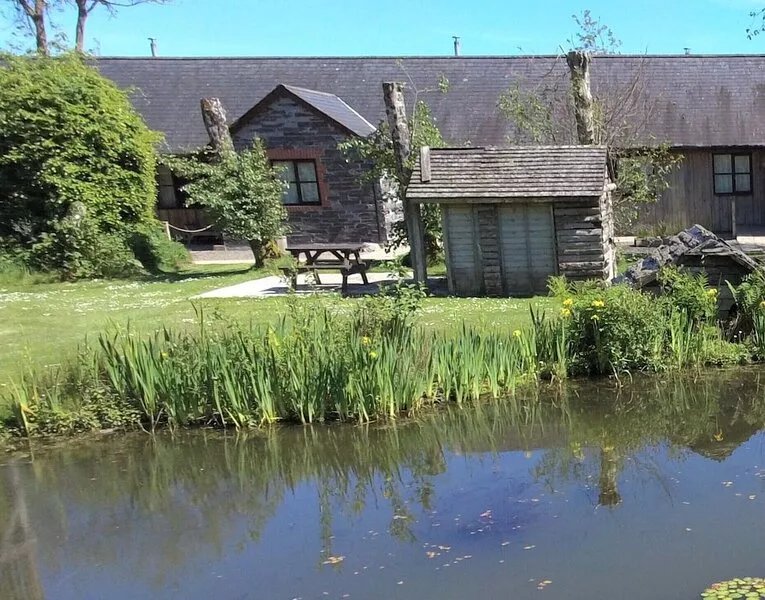 Beech - 2 bedroom lakefront cottage with fishing, indoor pool & hot tub