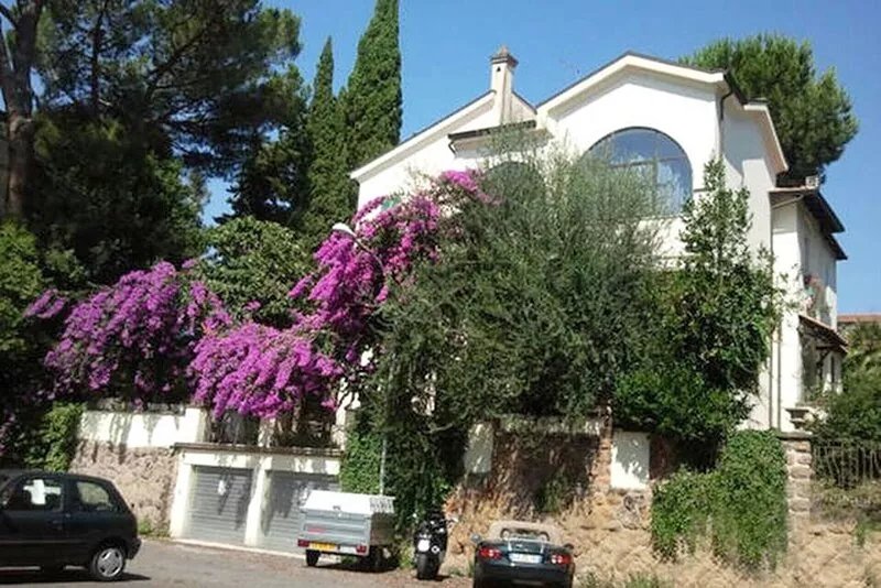 1st floor apartment in a 3 storey villa with garden, bus/metro close by