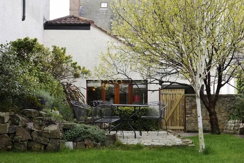 A fabulous 6 bedroomed townhouse with great garden
