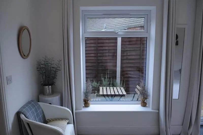 'The Snug' nr York: stunning self-contained studio * Old Station Master's House.