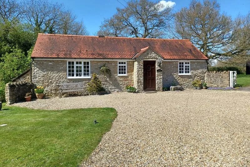 MAGPIE COTTAGE, pet friendly, with a garden in South Brewham