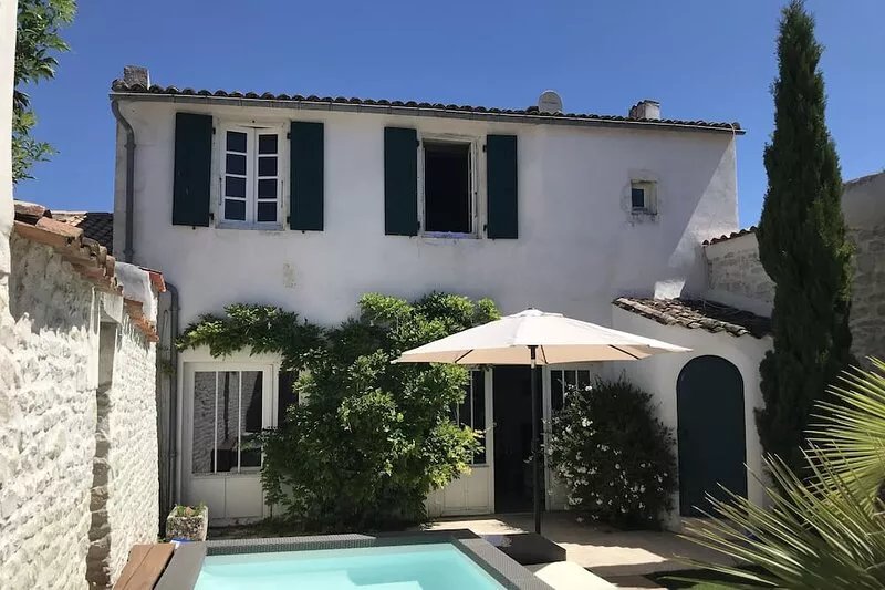 Large character house in the heart of La Flotte