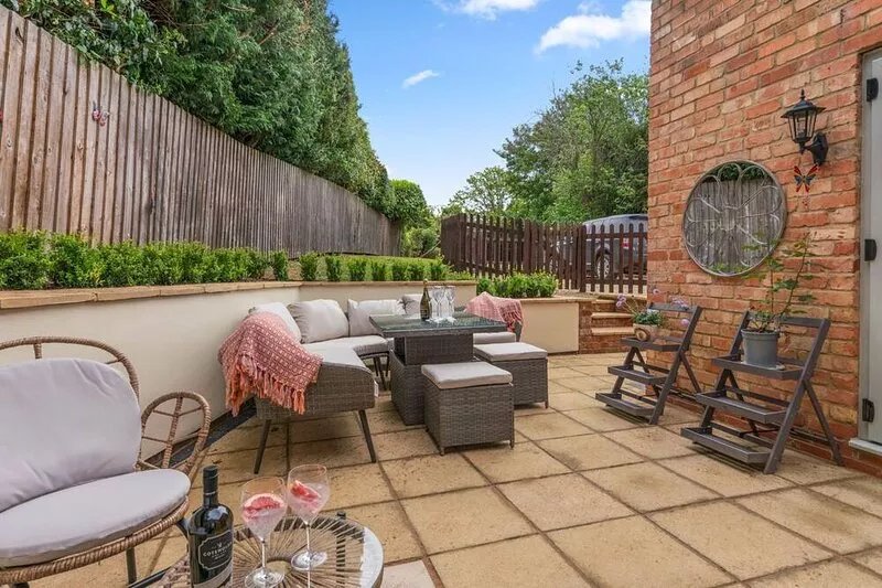 Orchard Cottage, Alderton - sleeps 6 guests  in 3 bedrooms