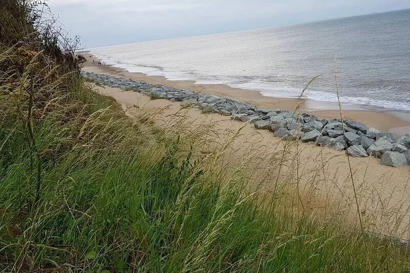 Modern South Facing Chalet , 5 Minutes From the Beach. Sleeps 5