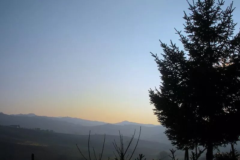 FARMHOUSE IN THE MIDDLE OF THE VINEYARDS IN NIZZA MONFERRATO