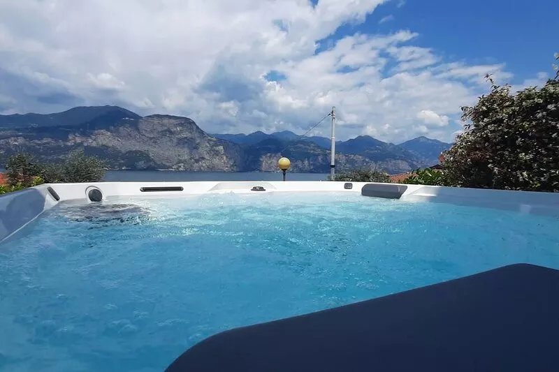 VILLA MIMOSA - Stunning lake view, private garden, swimming pool and Jacuzzi
