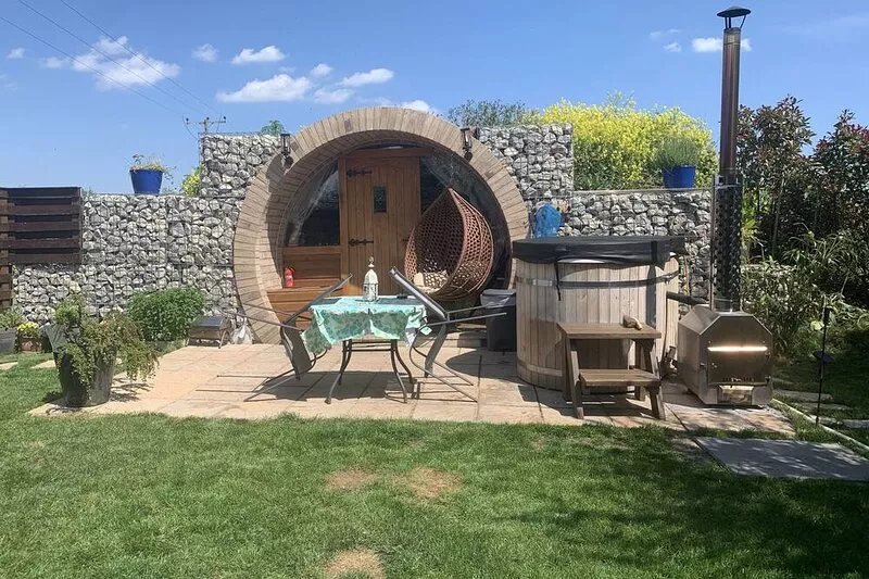 Cosy escape heated luxury pod with hot tub