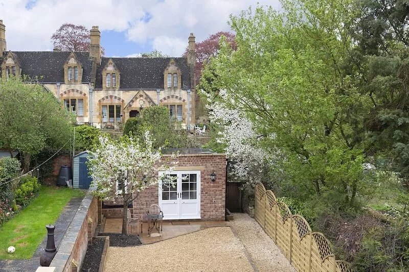 A sudeley castle cottage that sleeps 7 guests  in 4 bedrooms