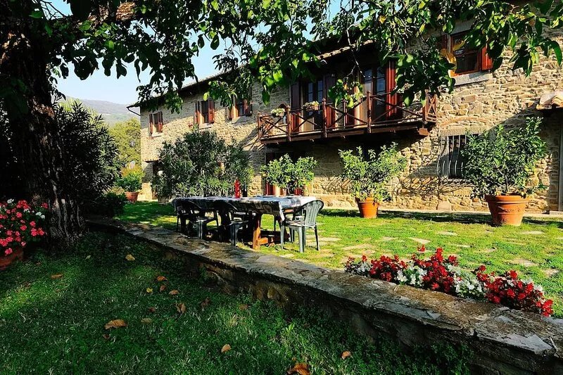 Beautiful stone farmhouse 800, apartment 7 places with pool and park