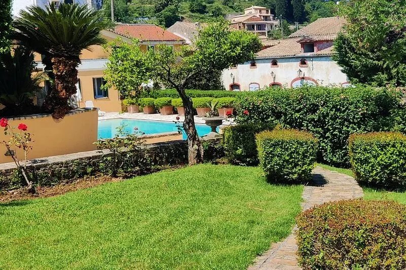 Cozy Cottage -3 bdrs sleeps 6, 2 bathrooms,private garden, swimming pool view.