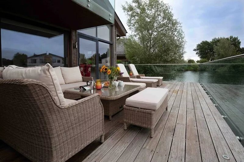 Exquisite Lakeside Serenity at Heron Lodge - A Luxurious Cotswold Retreat