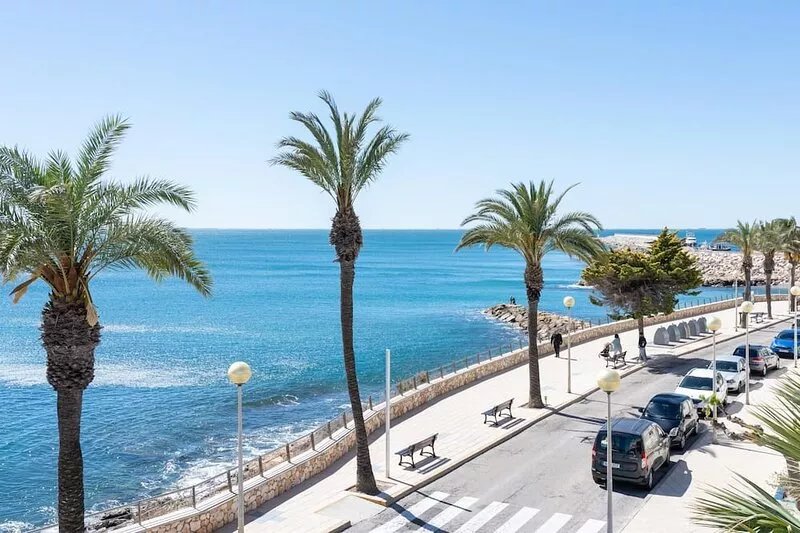House in front of the sea with pool 170m beach