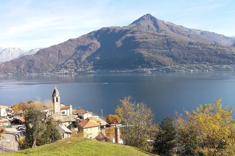 Apartment with view of the garden and the lake
